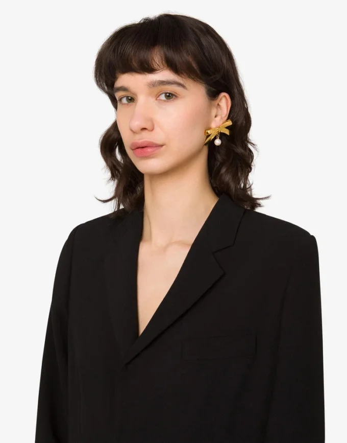 Metal earrings with pearl