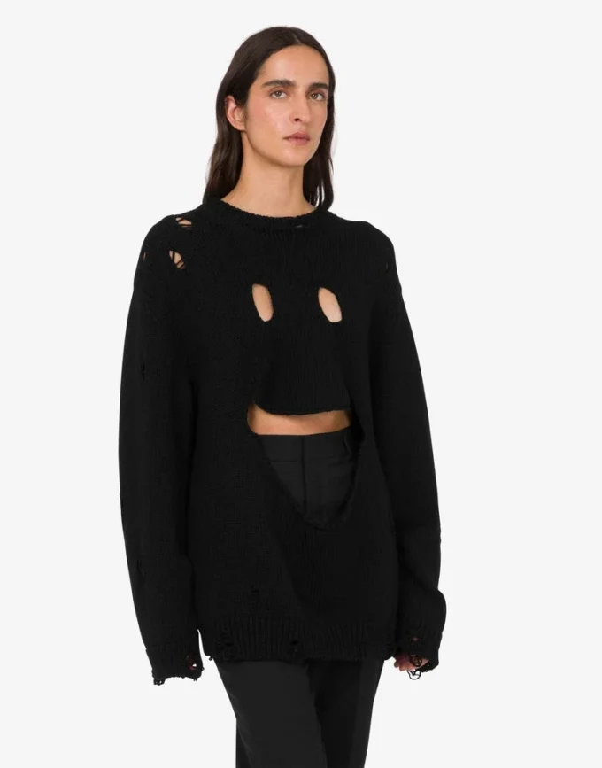 Oversized pullover in carved wool