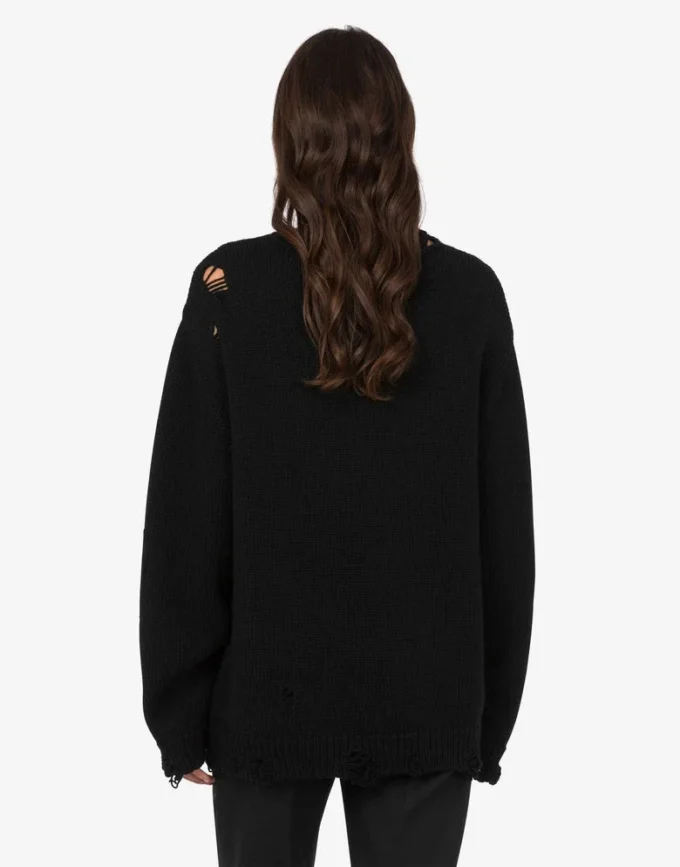 Oversized pullover in carved wool